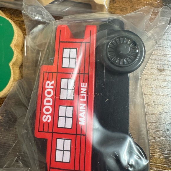 🚂🚂NIB Thomas & Friends Wooden Railway Set with Red Train and Green Tree🚂🚂 - Picture 2 of 4